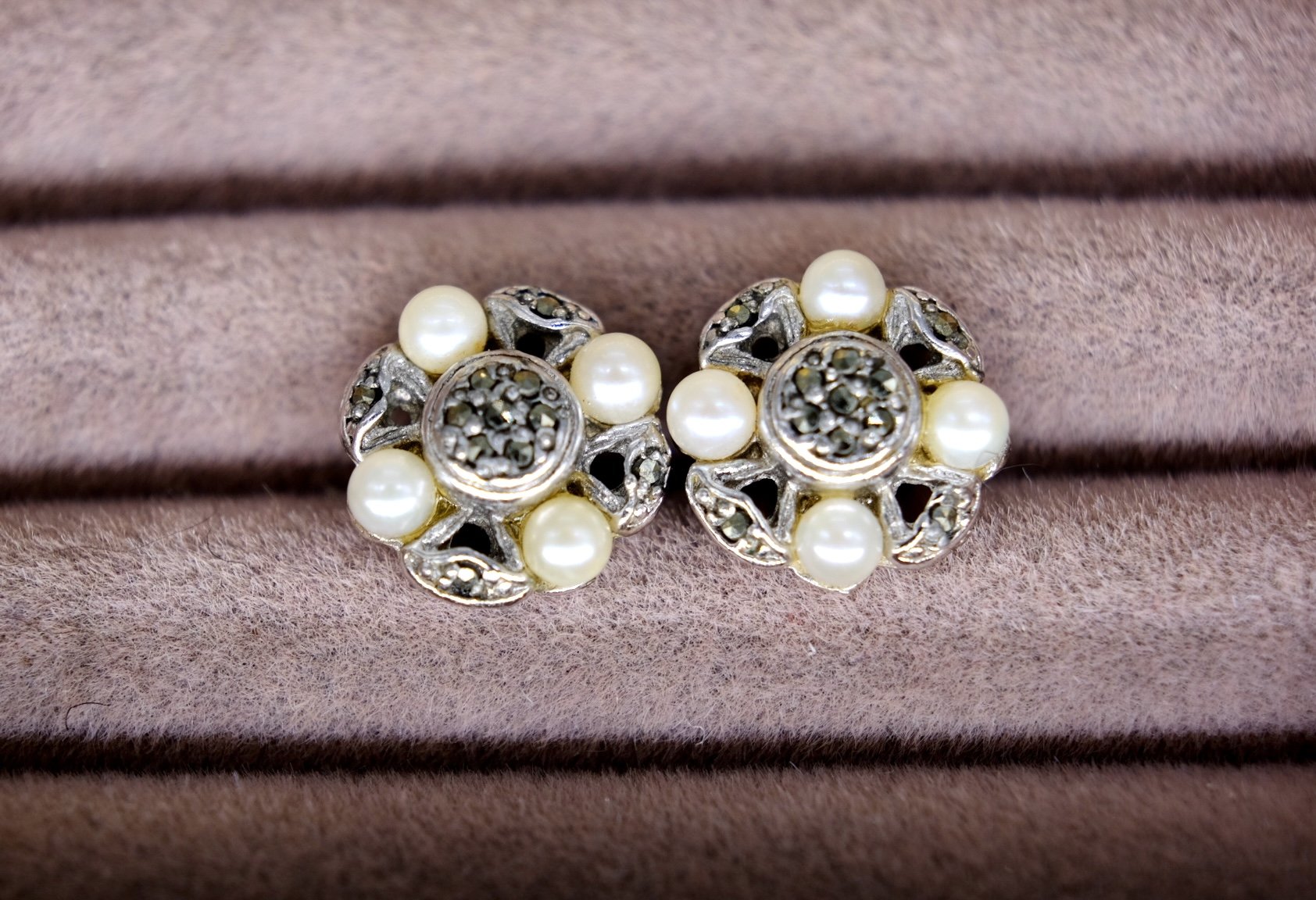 BVL565 paste daisy studs box.jpg