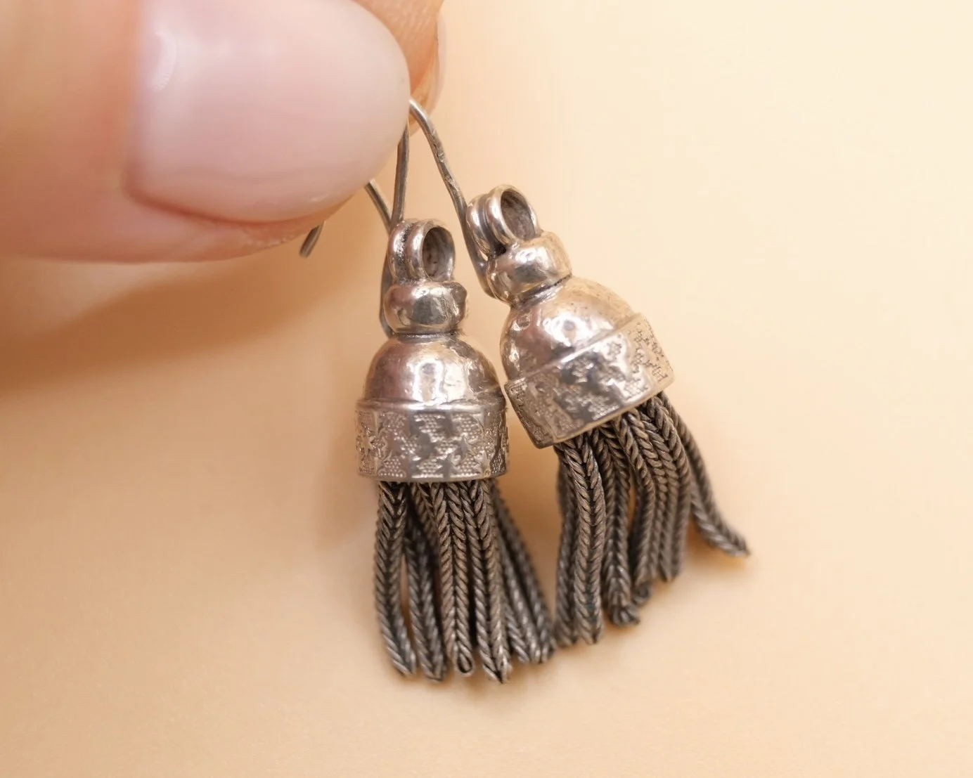 BVL860 silver tassle held.jpg