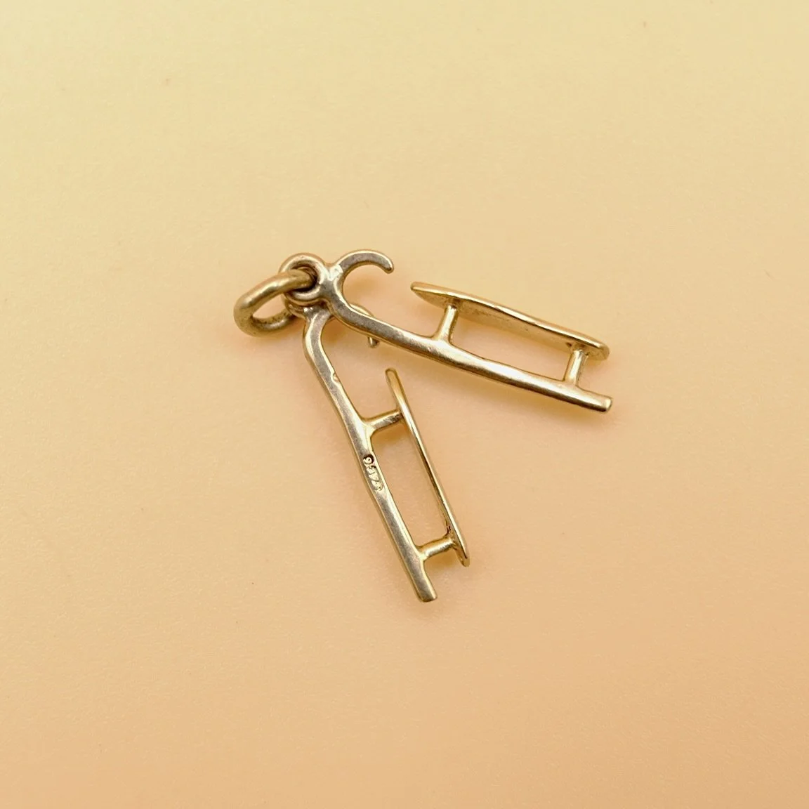 BVL998-9ct-skis-charm-marks.jpg