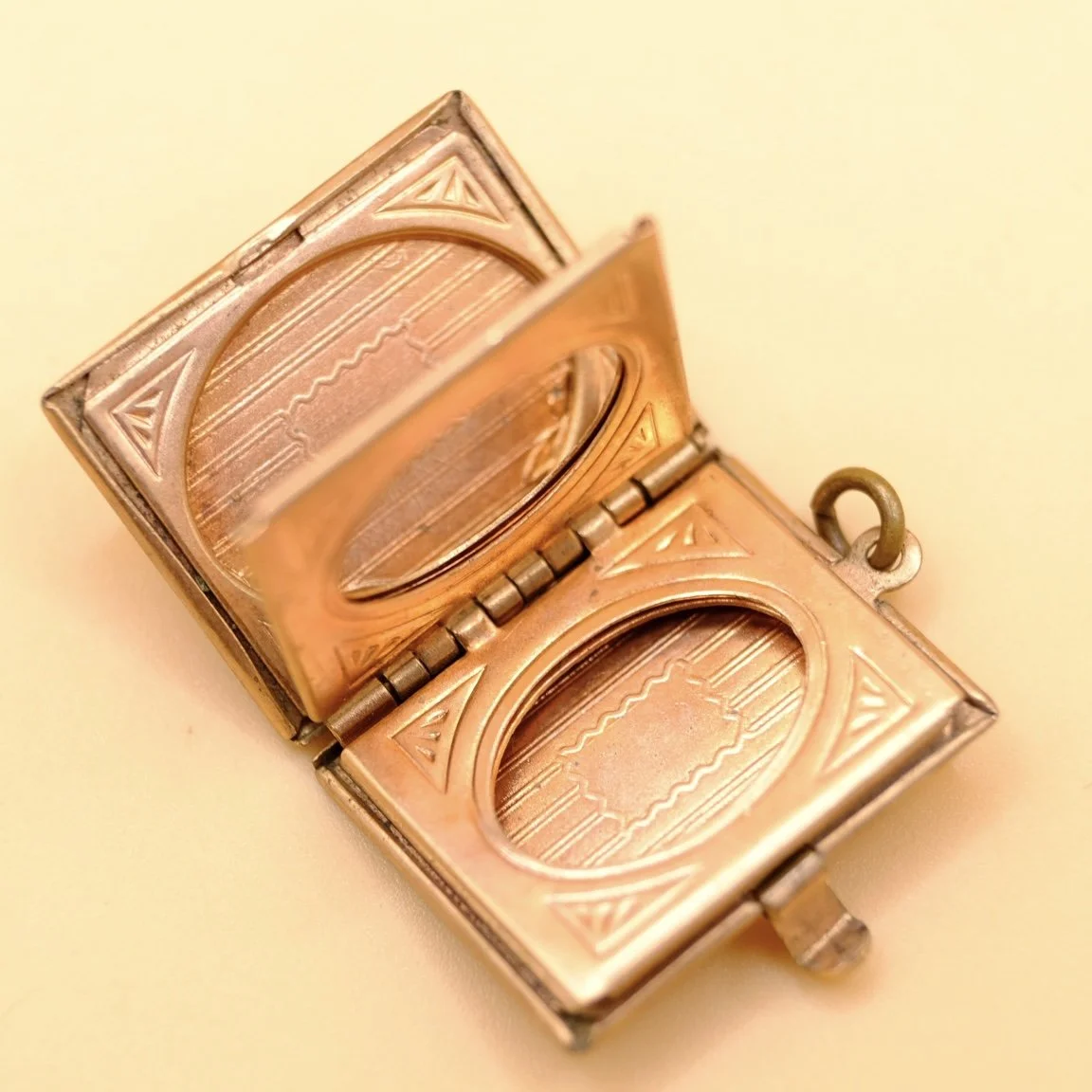 BVL1215-New-York-book-locket-open2.jpg