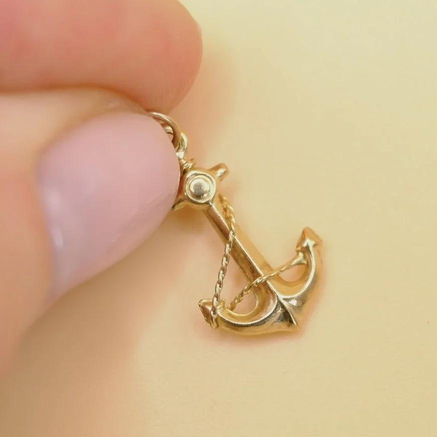 BVL997-gold-anchor-pendant-held.jpg