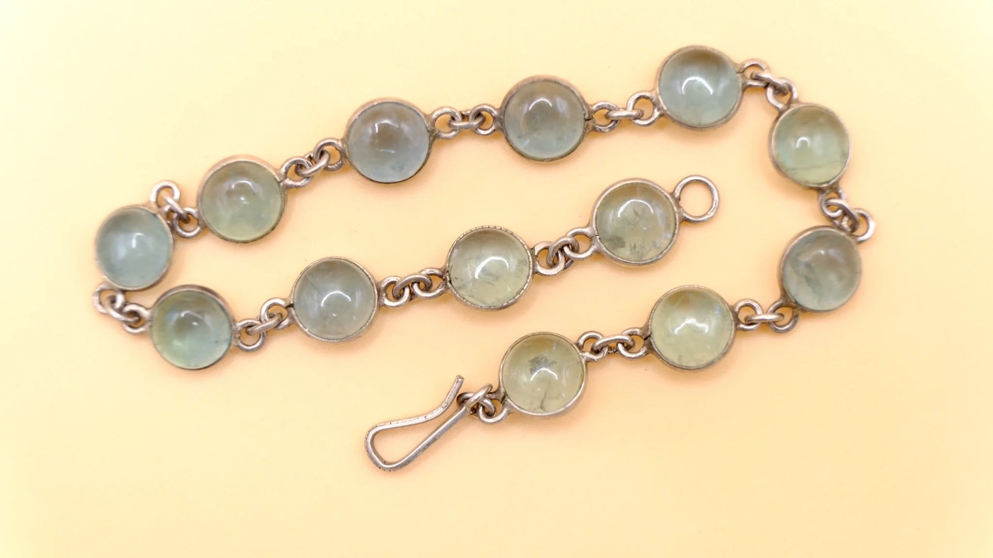 BVL1068-green-cabochon-bracelet.jpg