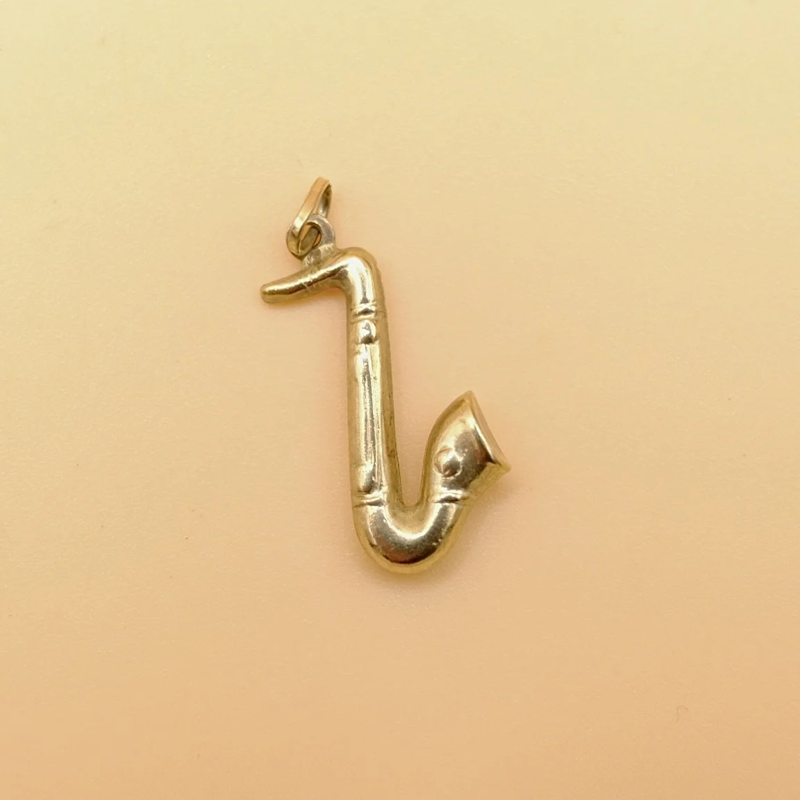 BVL1101-9ct-saxophone-charm-back.jpg