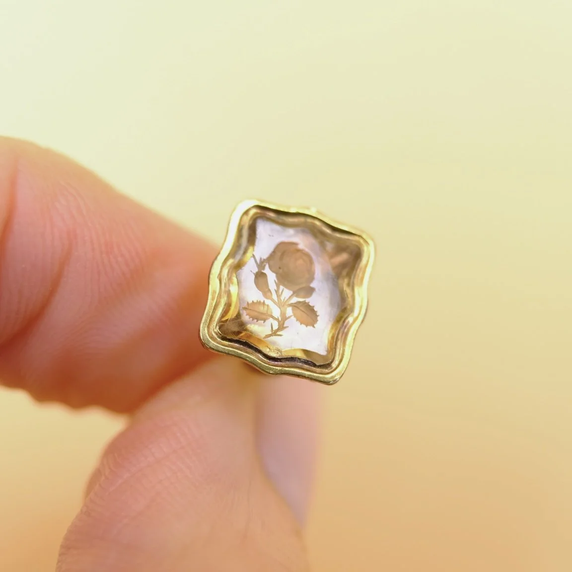 BVL1052-rose-seal-held.jpg