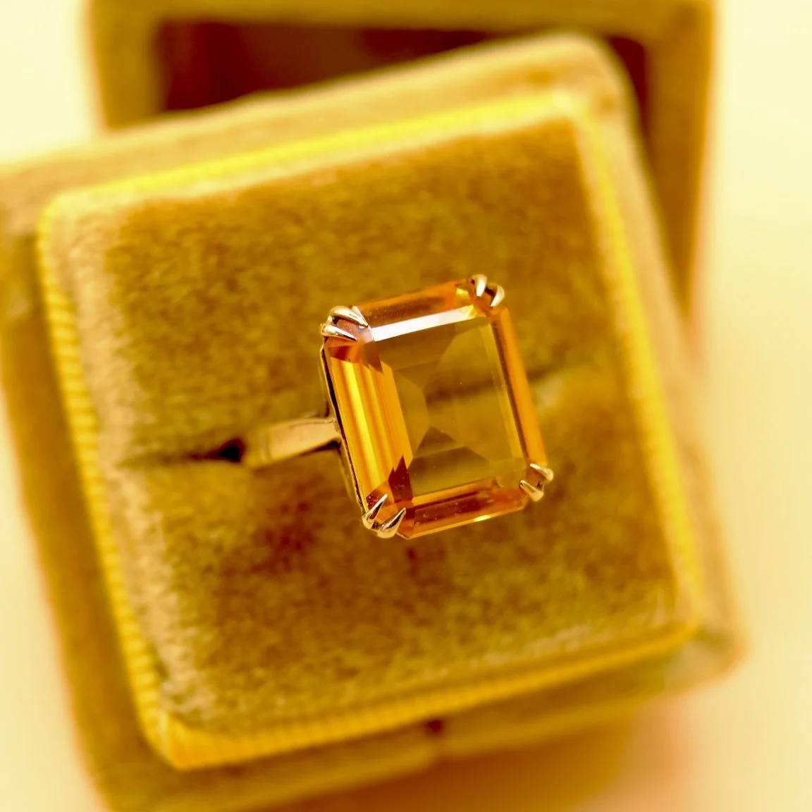 BVL1038-orange-sapphire-ring-box.jpg