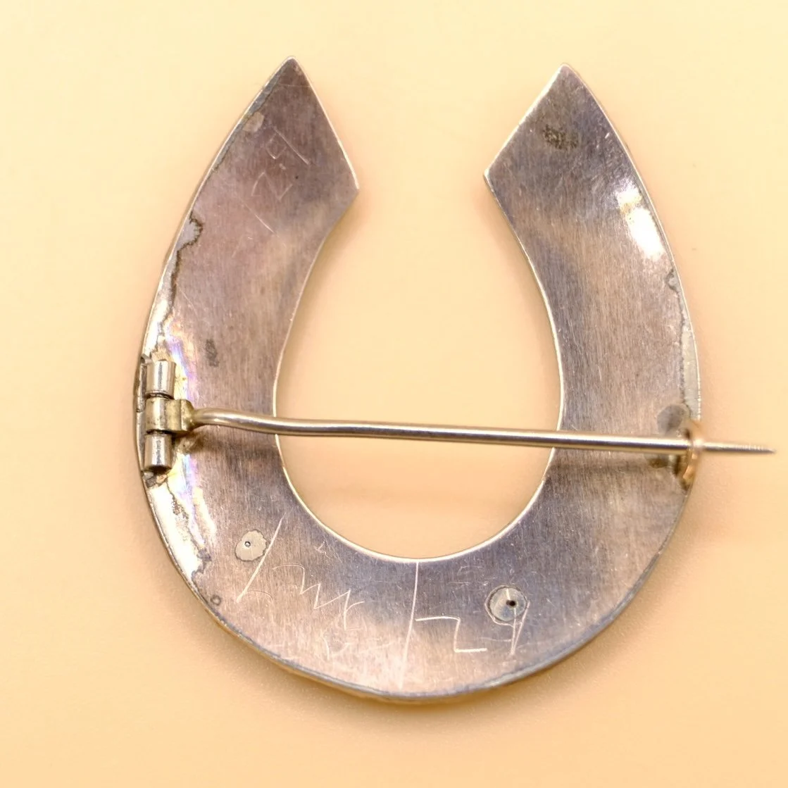 BVL1169-garnet-horseshoe-brooch-back.jpg