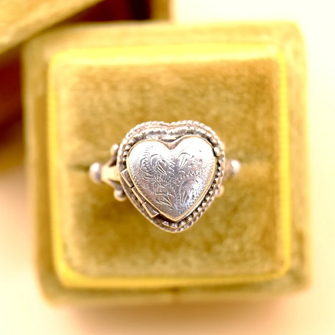 BVL1242-silver-heart- locket-ring-box.jpg