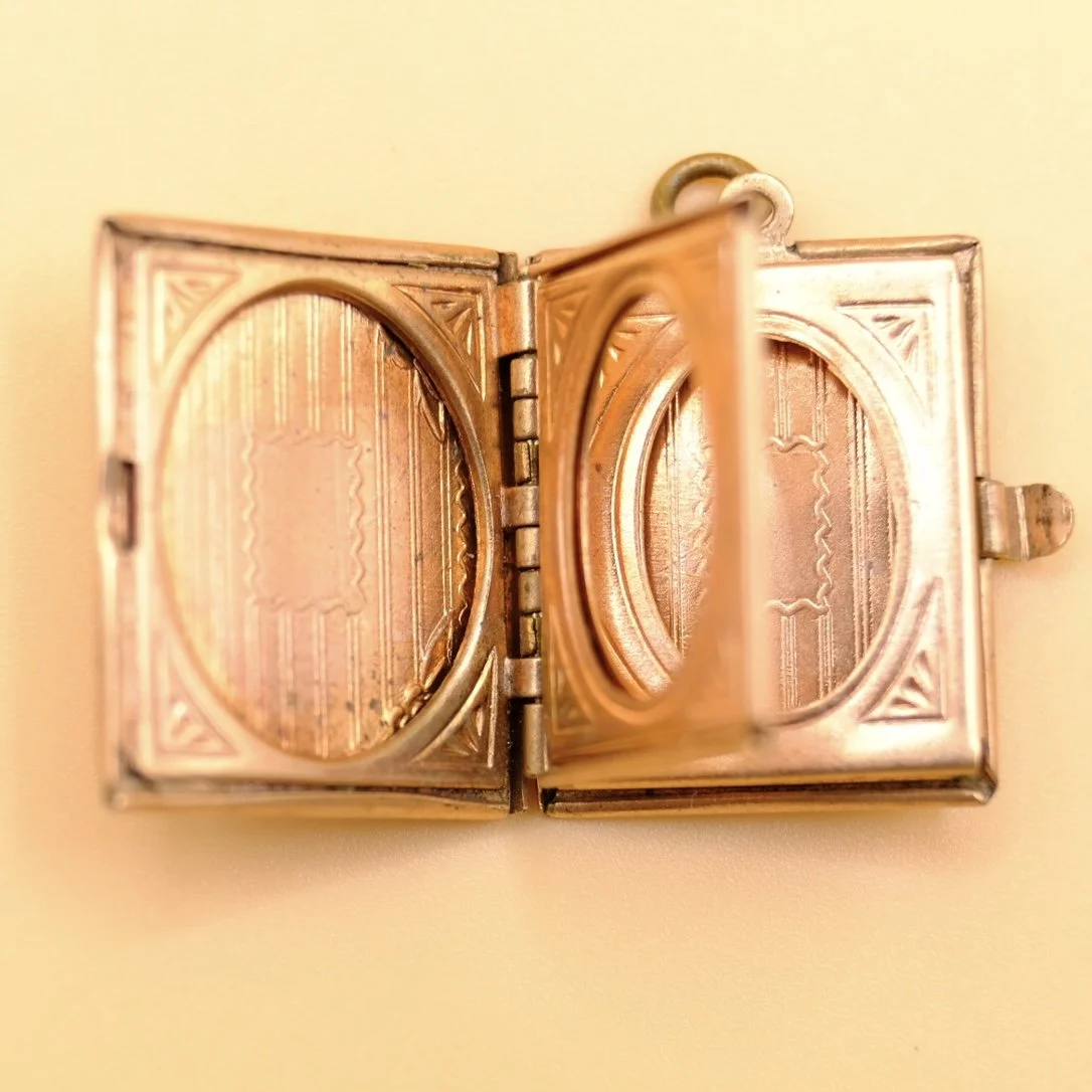 BVL1215-New-York-book-locket-open.jpg