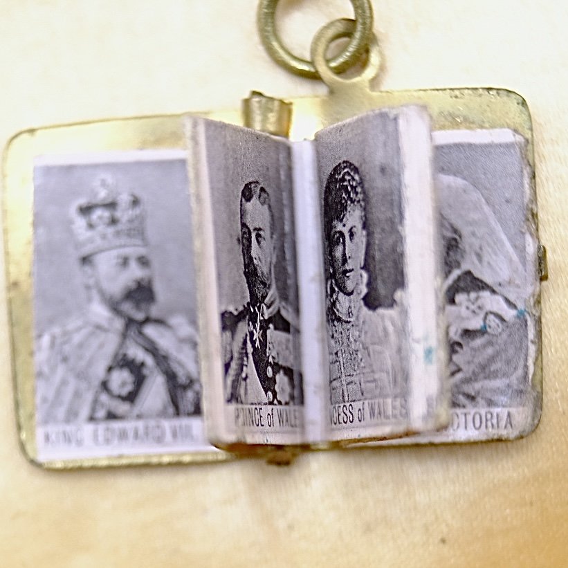 BVL823-royal-photo-album-locket-open-box.jpg