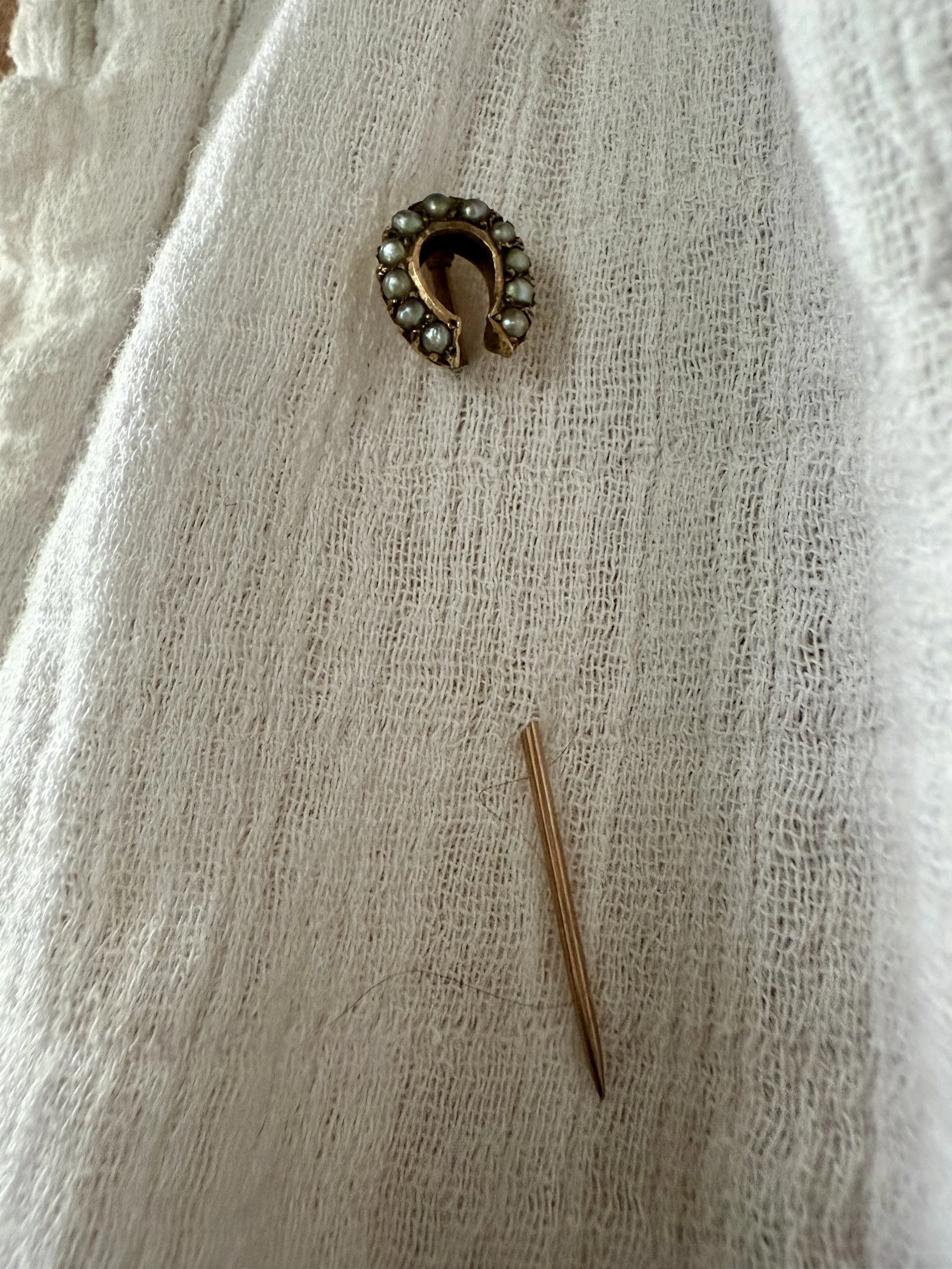BVL1011-seed-pearl-horseshoe-pin-worn.jpg