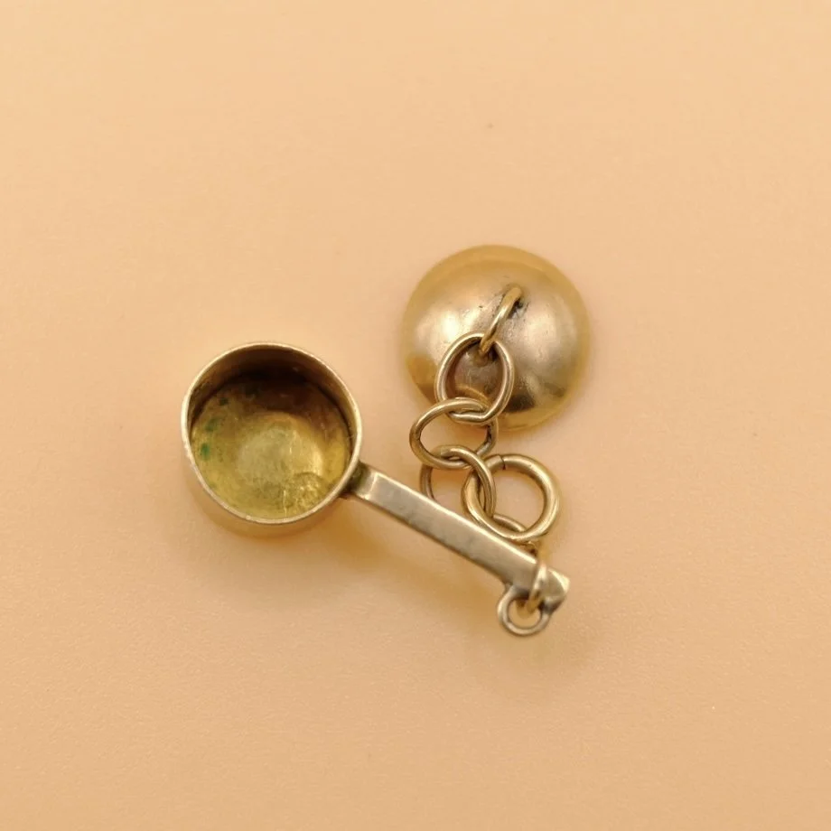 BVL1024-9ct-saucepan-charm-open.jpg