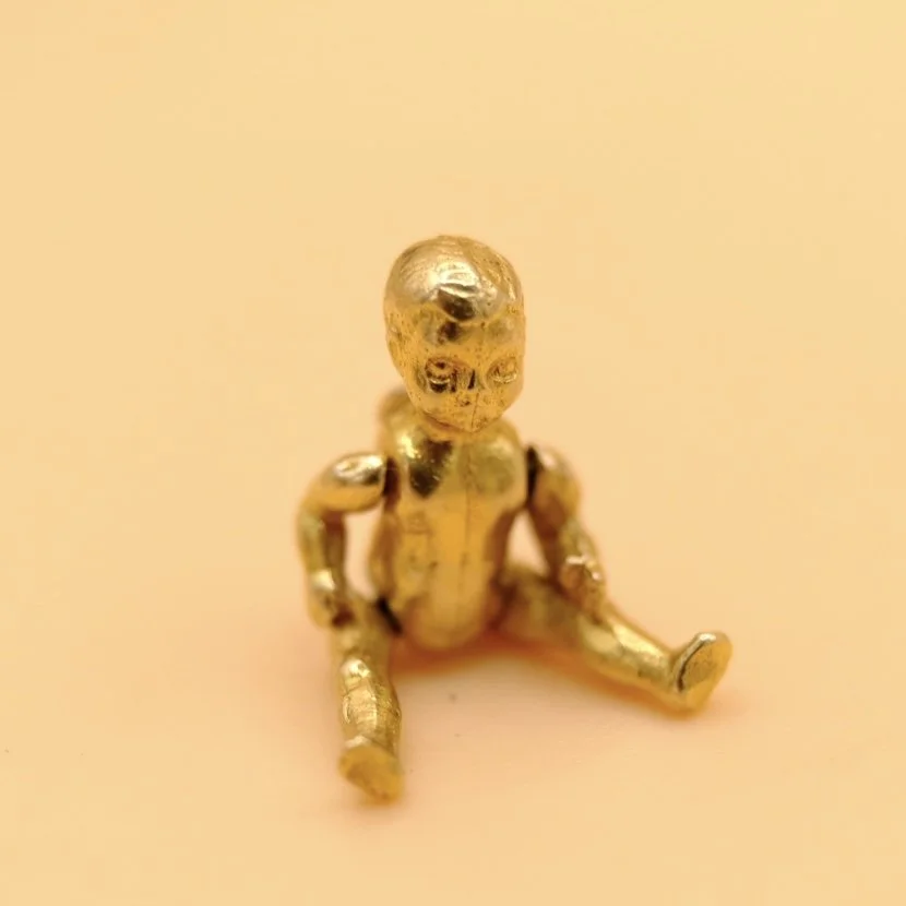 BVL1110-9ct-doll-pendant-sitting.jpg