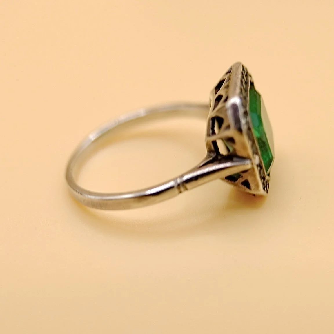 BVL932-square-emerald-paste-ring-side2.jpg