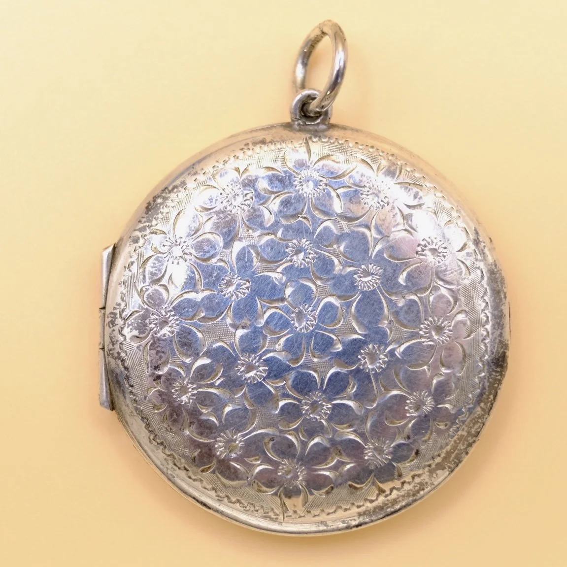BVL1257-large-silver-embossed-locket .jpg