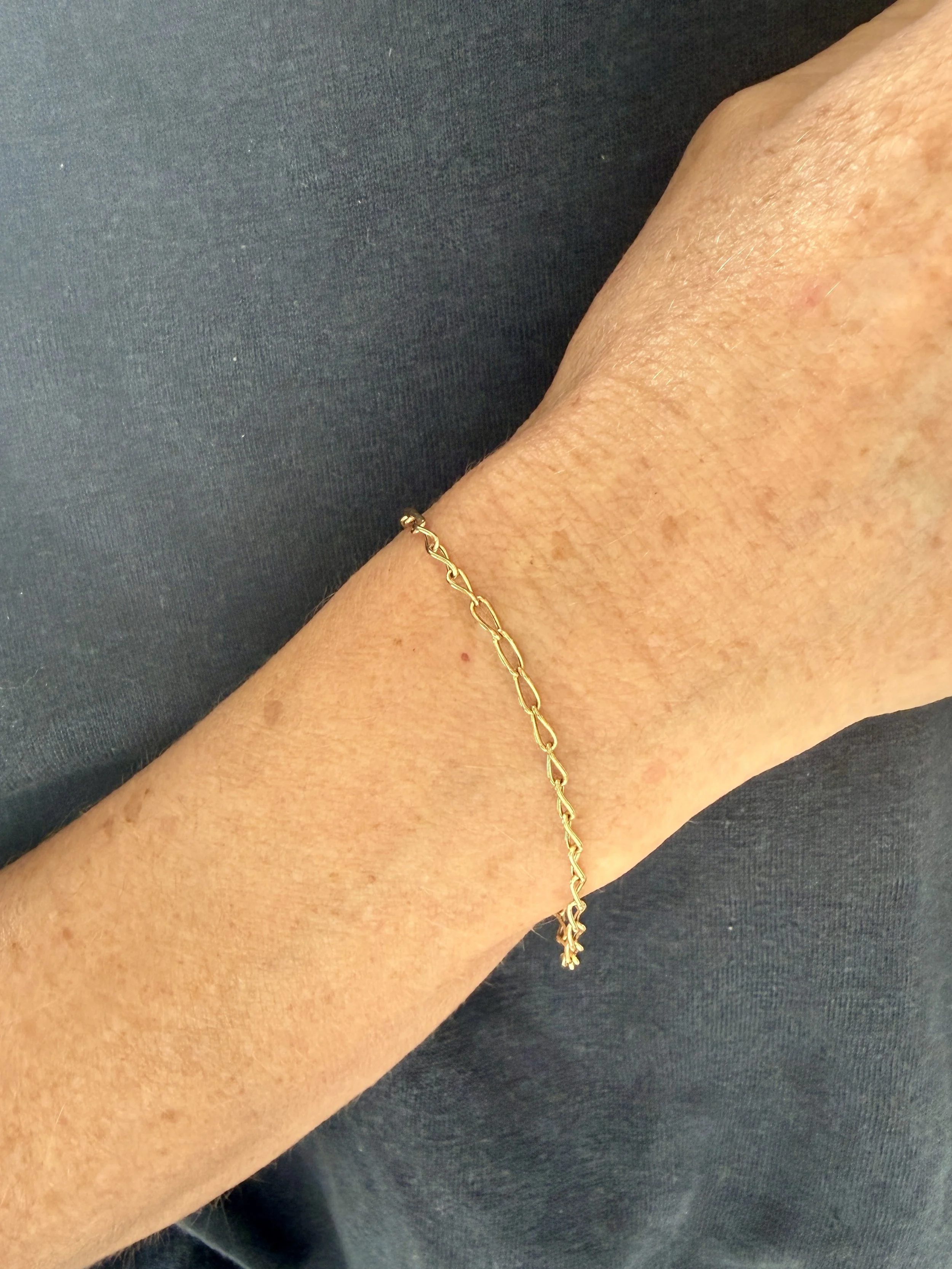 BVL1224-9ct-fine-link-bracelet-worn.jpg