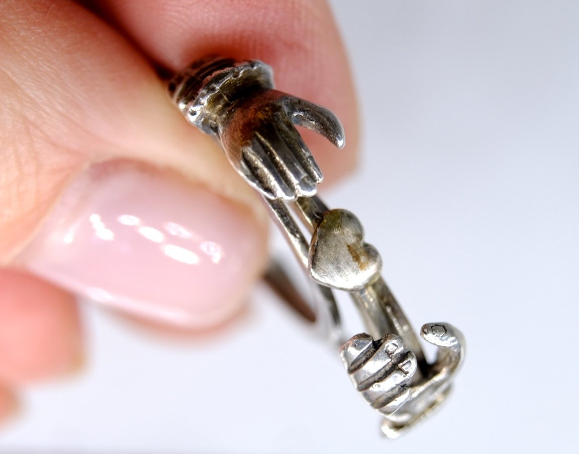 BVL662 opening hands held.jpg