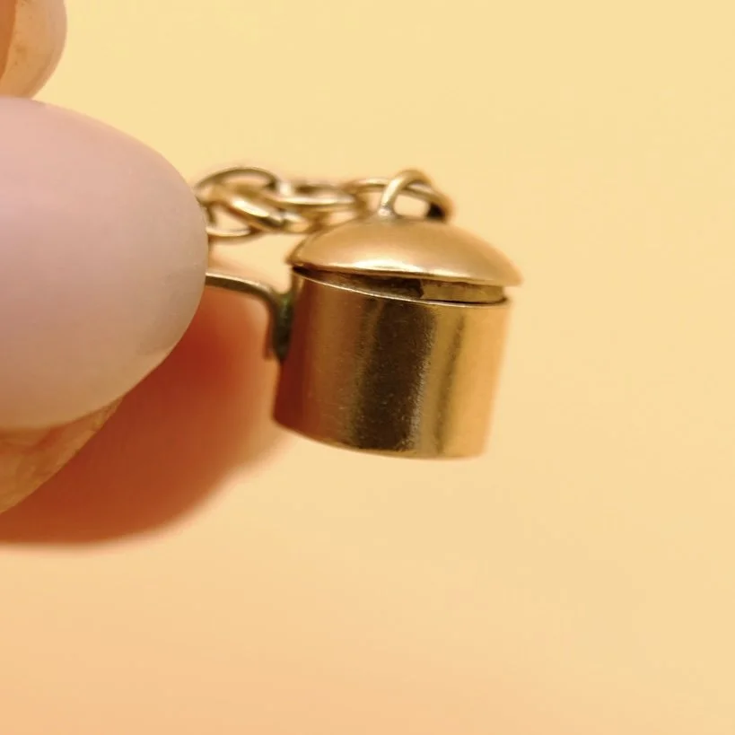 BVL1024-9ct-saucepan-charm-held.jpg