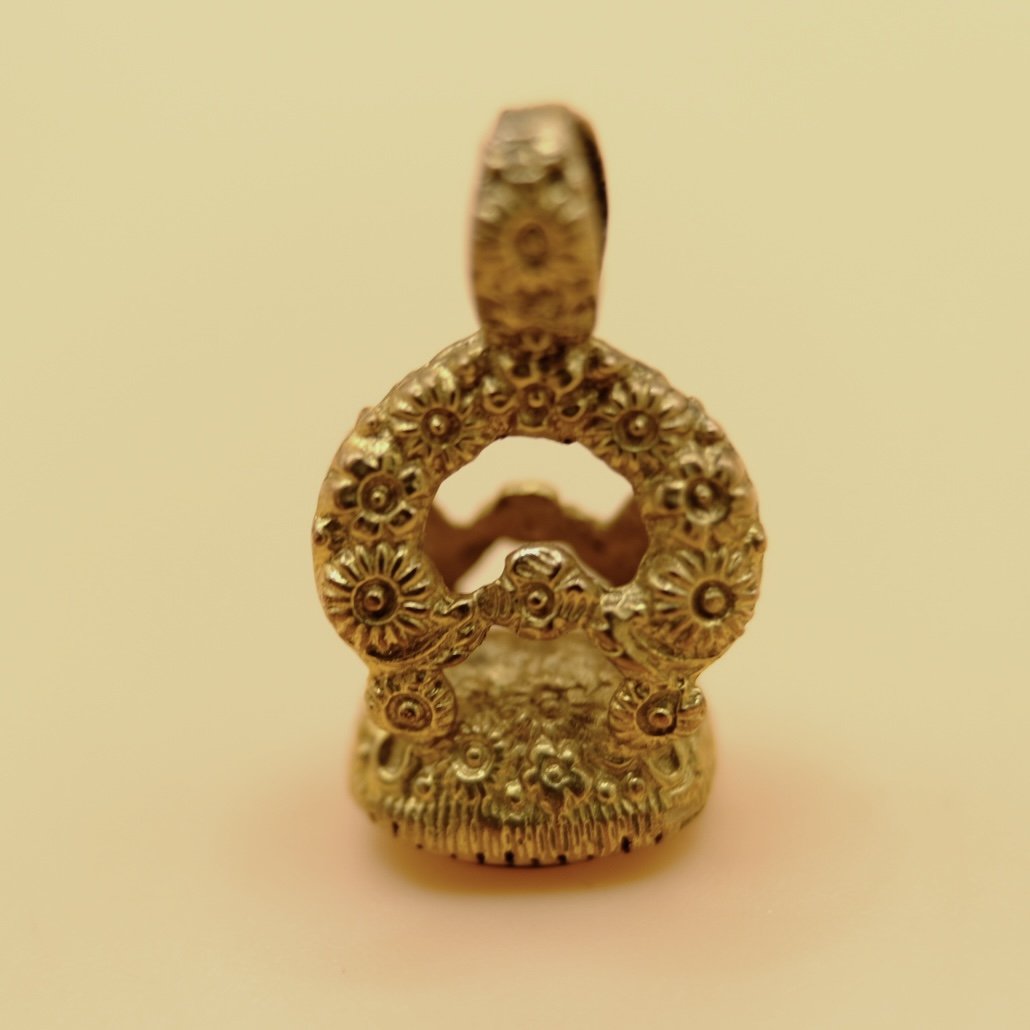 BVL1082-purple-oval-seal-pendant.jpg