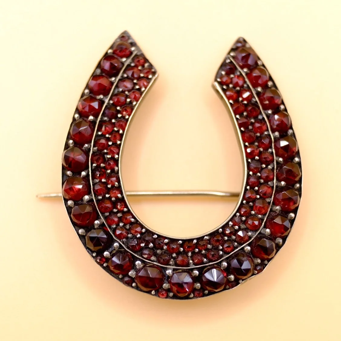BVL1169-garnet-horseshoe-brooch.jpg