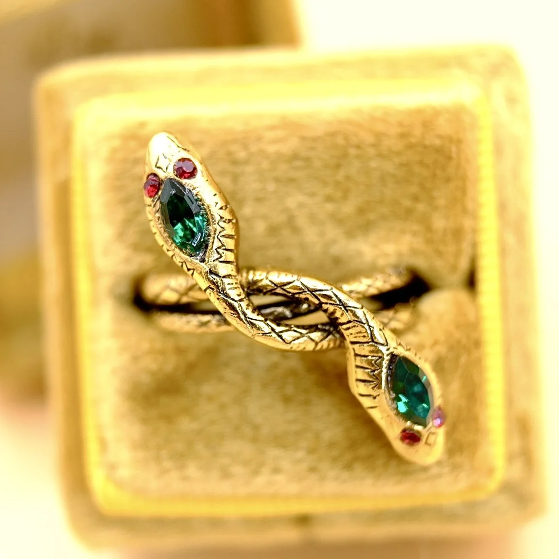 BVL1211-double-snake-ring-box.jpg