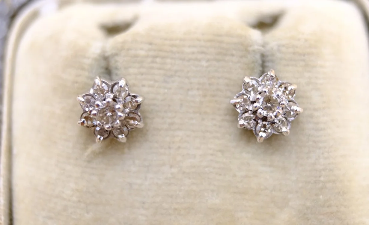 BVL1053-paste-daisy-stud-earrings-box.jpg
