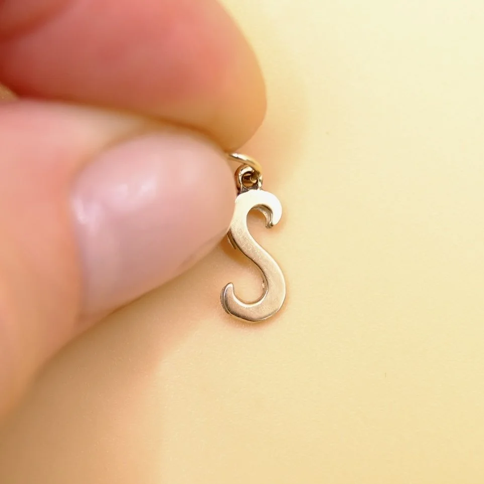 BVL1115-9ct-S-charm-held.jpg