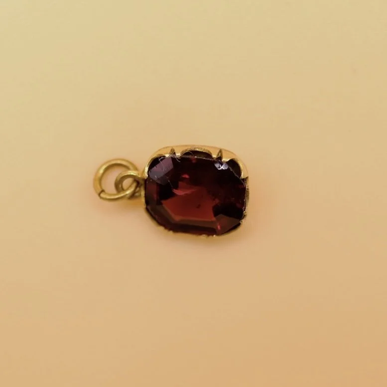 BVL1050-garnet-pendant-side.jpg