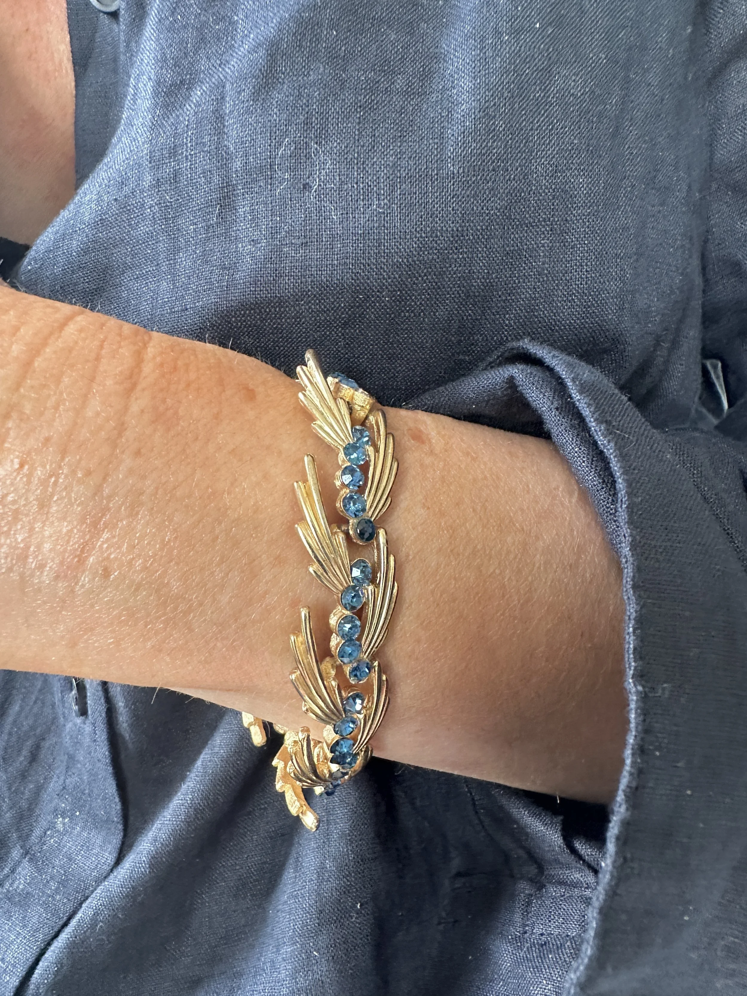 BVL527 blue paste leaf worn 2.jpg