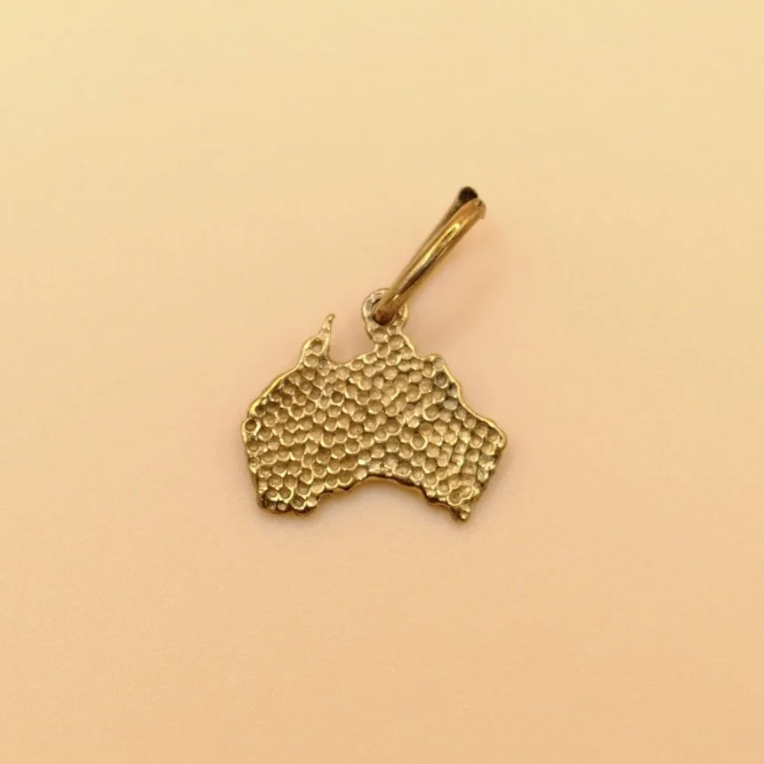 BVL1228-australia-map-charm-back.jpg