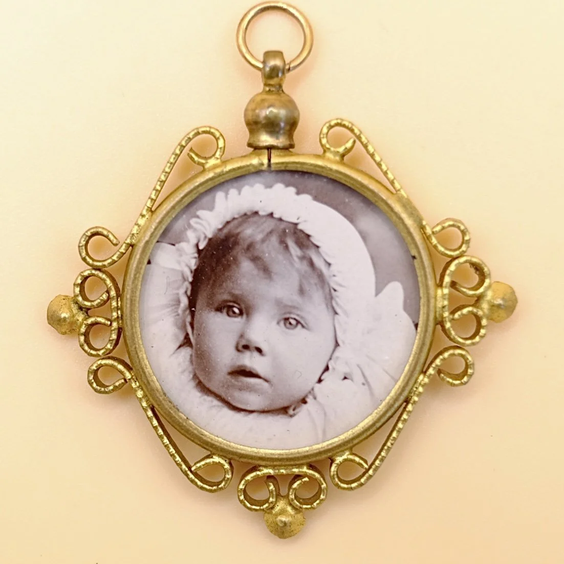 BVL1049-photo-locket-back.jpg
