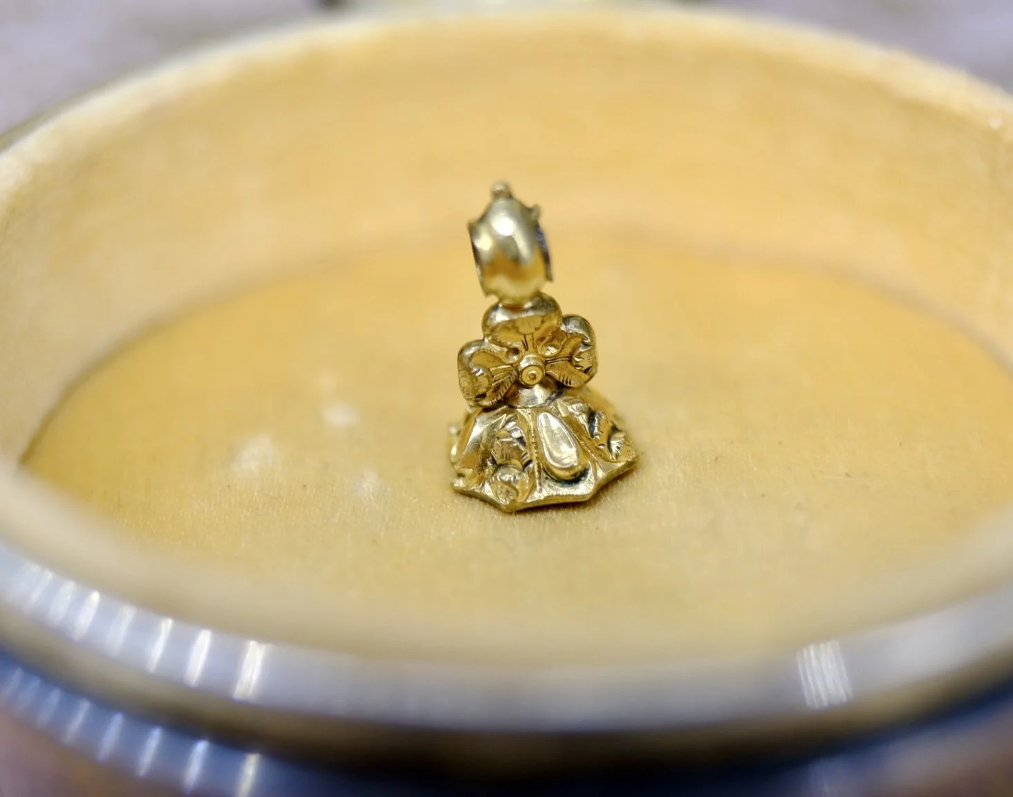 Antique seal with birds at a fountain engraving