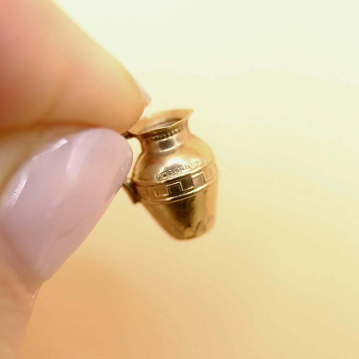 BVL1058-9ct-jug-charm-held.jpg