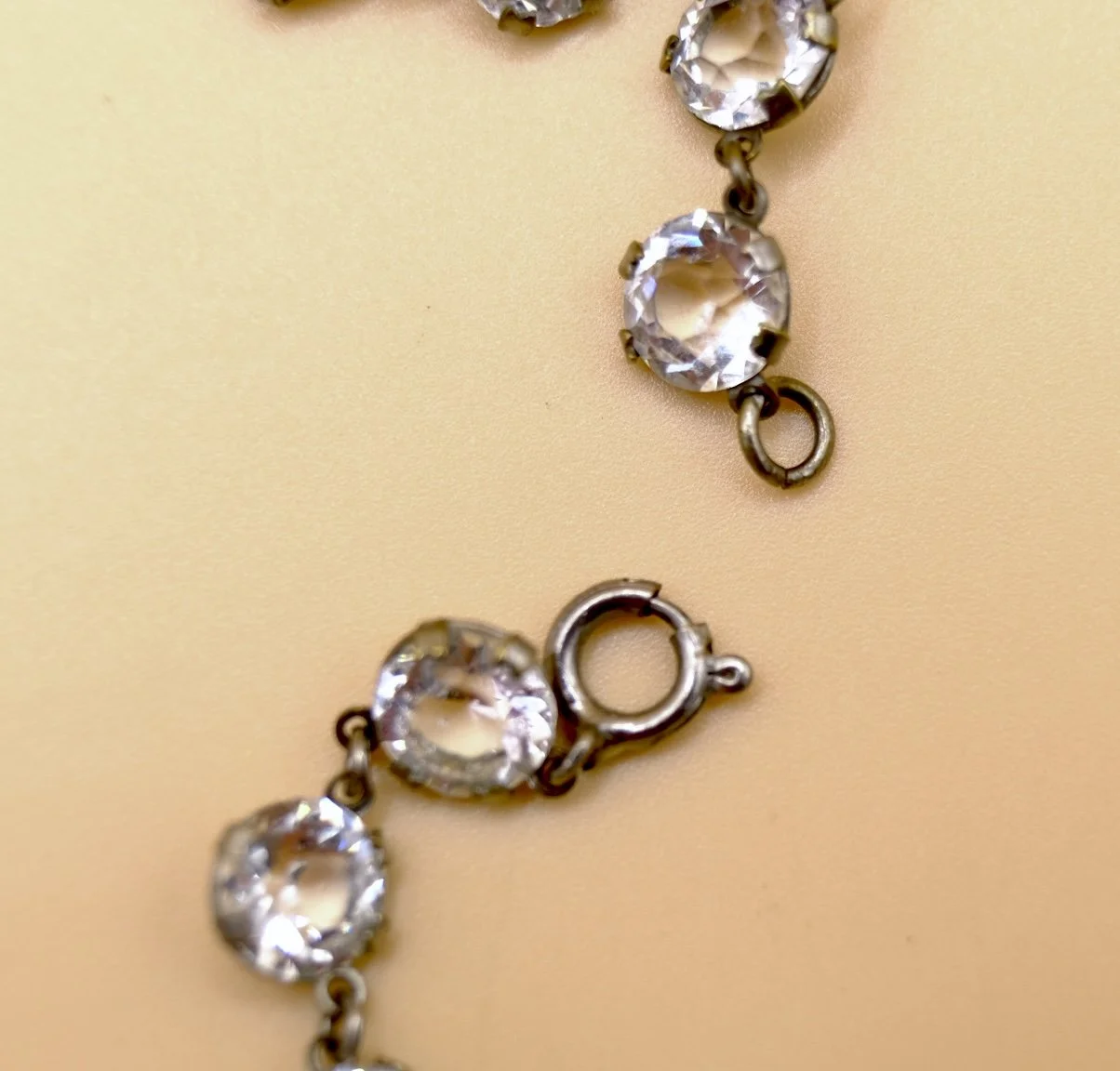 BVL1084-clear-paste-rivière-necklace-clasp.jpg