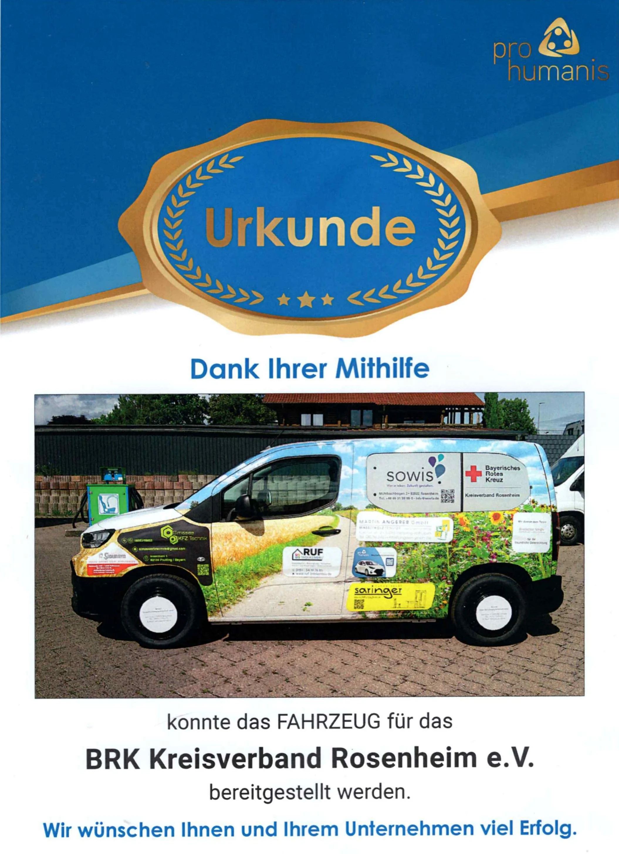 Fahrzeug des BRK Rosenheim e.V. mit Werbung der Sponsoren