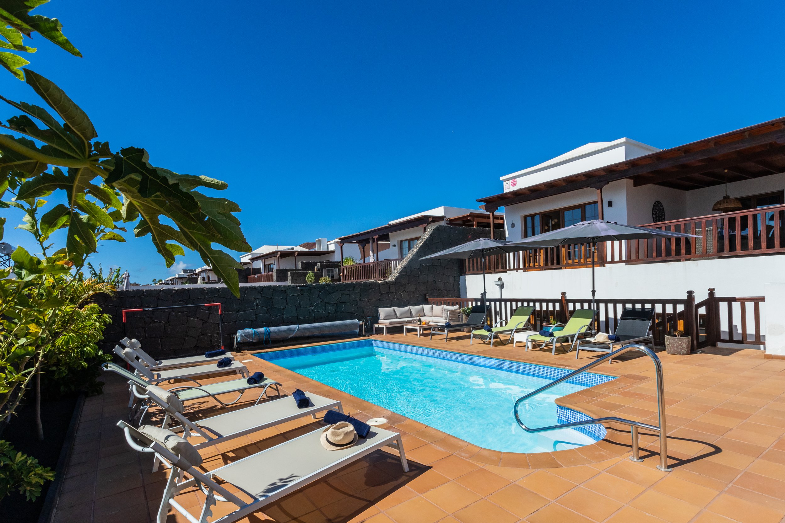 Piscina y hamacas