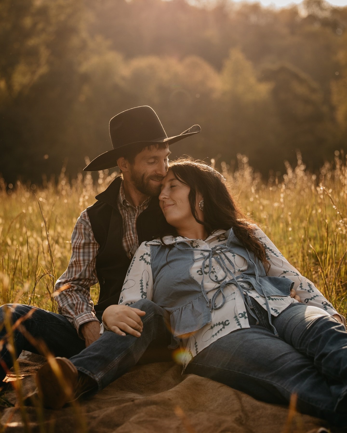 Just a cowboy with his two beautiful Angels 🪽🪩✨
&bull;
&bull;
&bull;
Hannah and I met over my T-shirt business and sealed our friendship within 30 min by being chased by a blind bucking bull💀 ever since then we have been glued to the hip😂 we are 