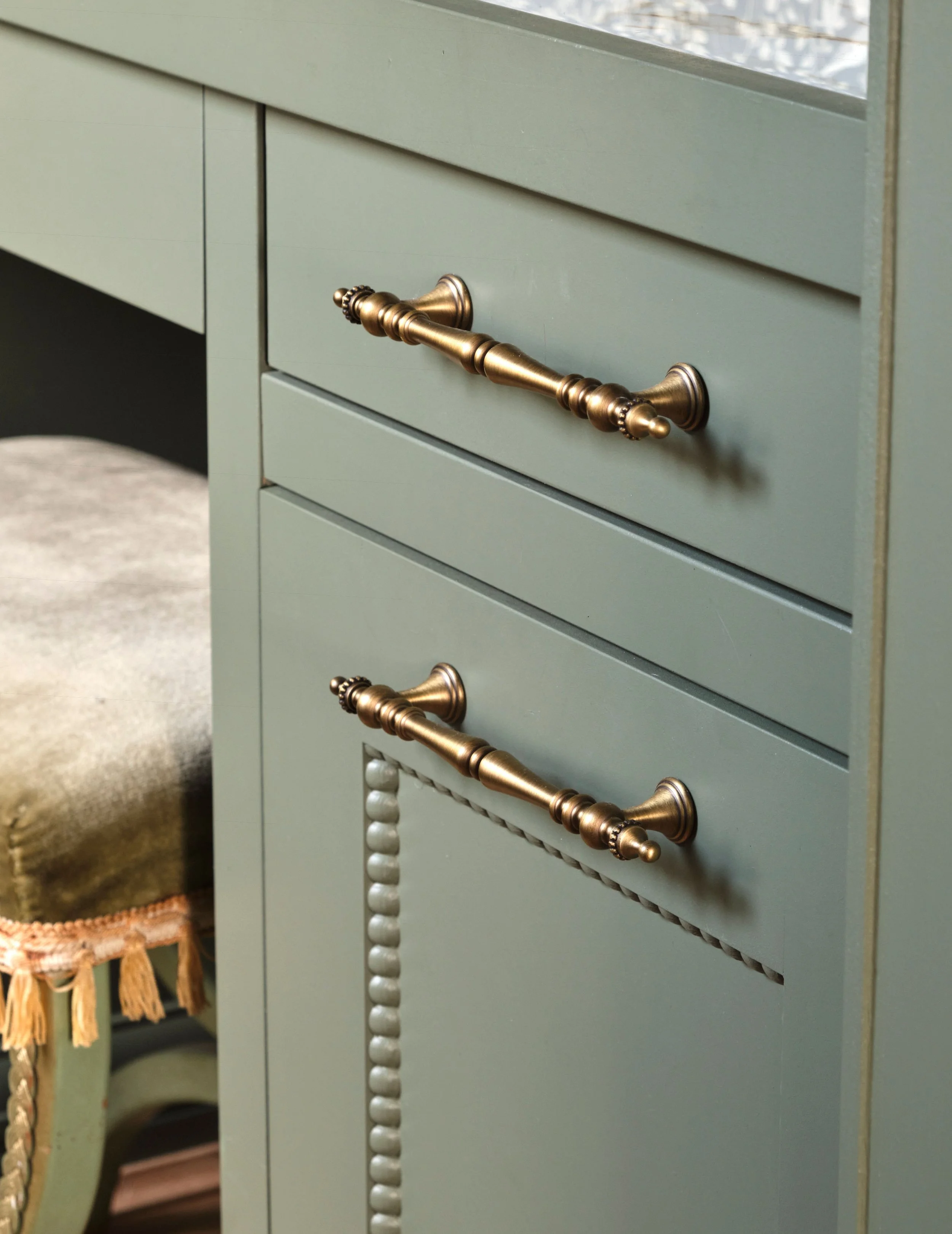Bobbin detailing adds character to the tradtional joinery alongside brushed brass handles