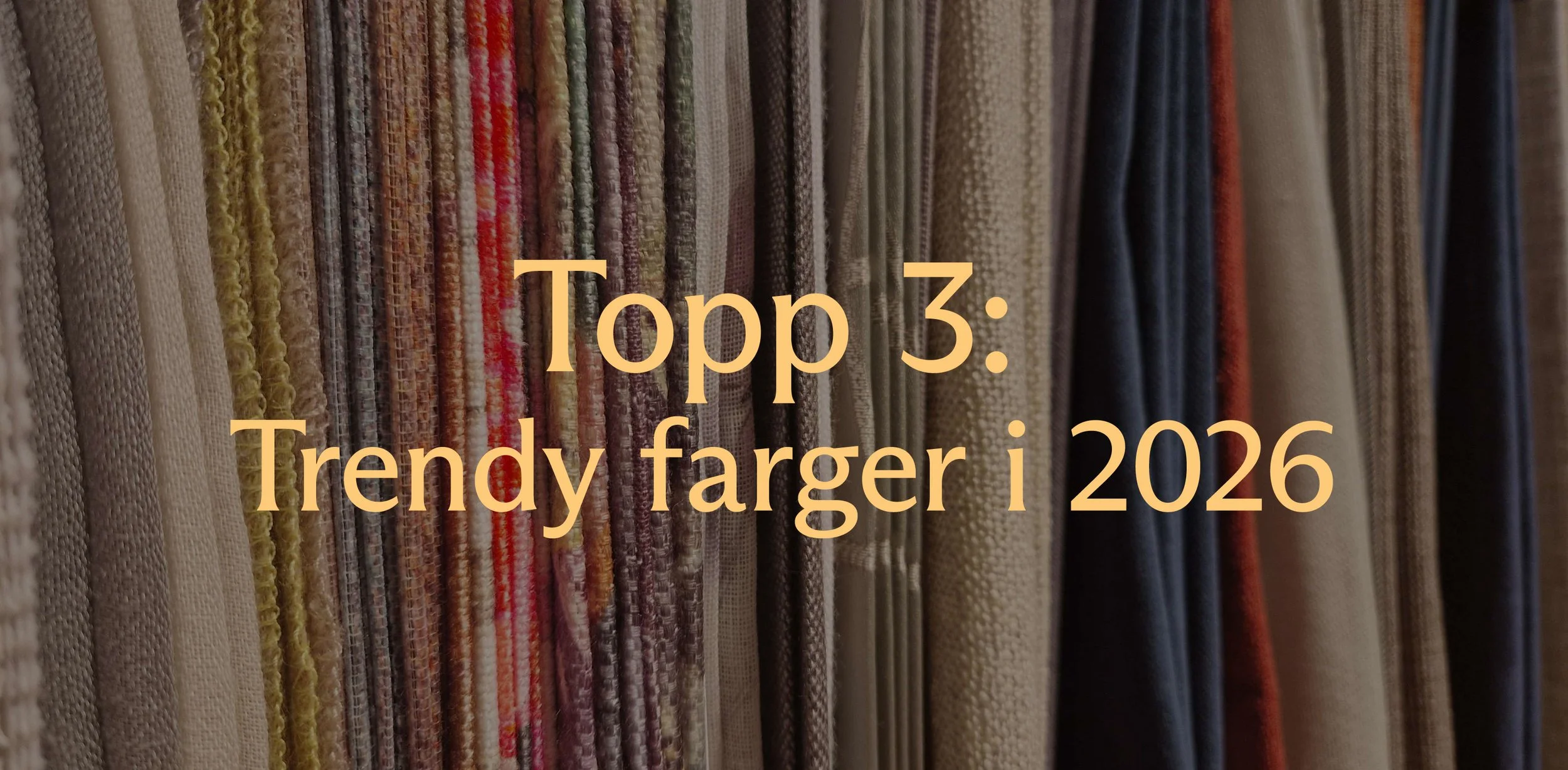 Bild av fargede stoffer eller tekstiler. Teksten over sier: Topp 3: Trendy farger i 2026.