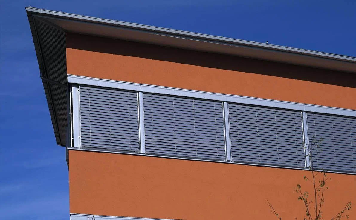 5aba138554d3df654d0f0fbe_Royal Solskjerming_Persienner ute_02.jpeg