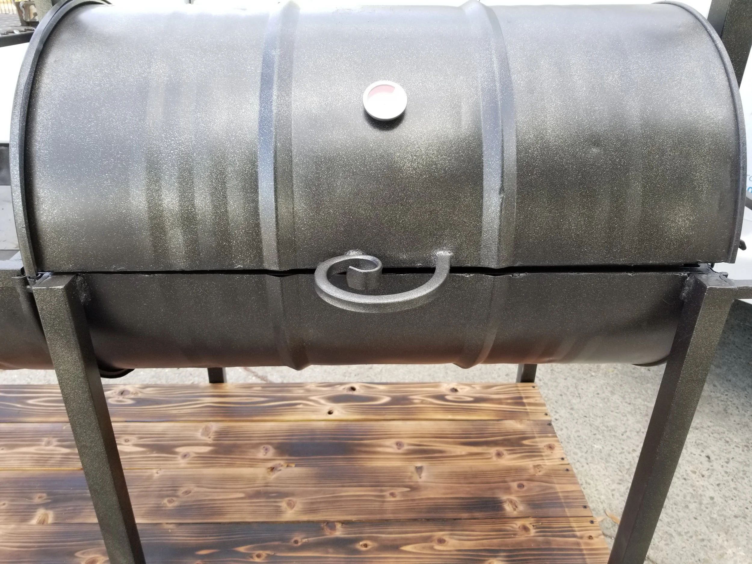 The black lids and the handle of the bbq pit are made of iron with unique details by the welding expert.