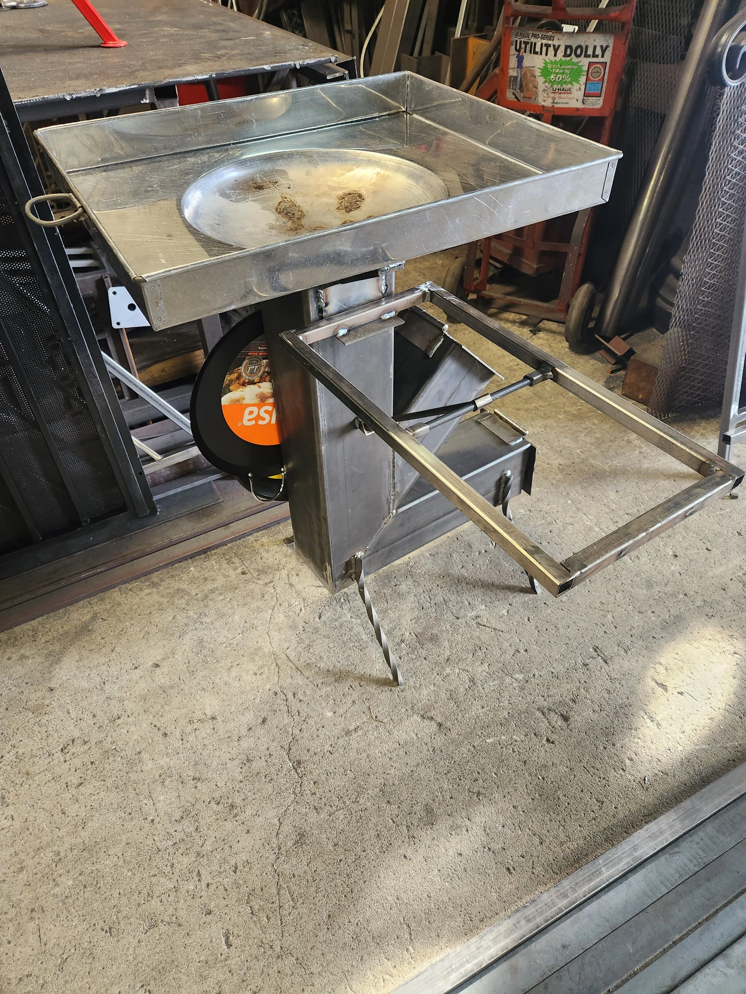 Installation of one of the bbq pits project with all the details you need done with iron by the welding expert.