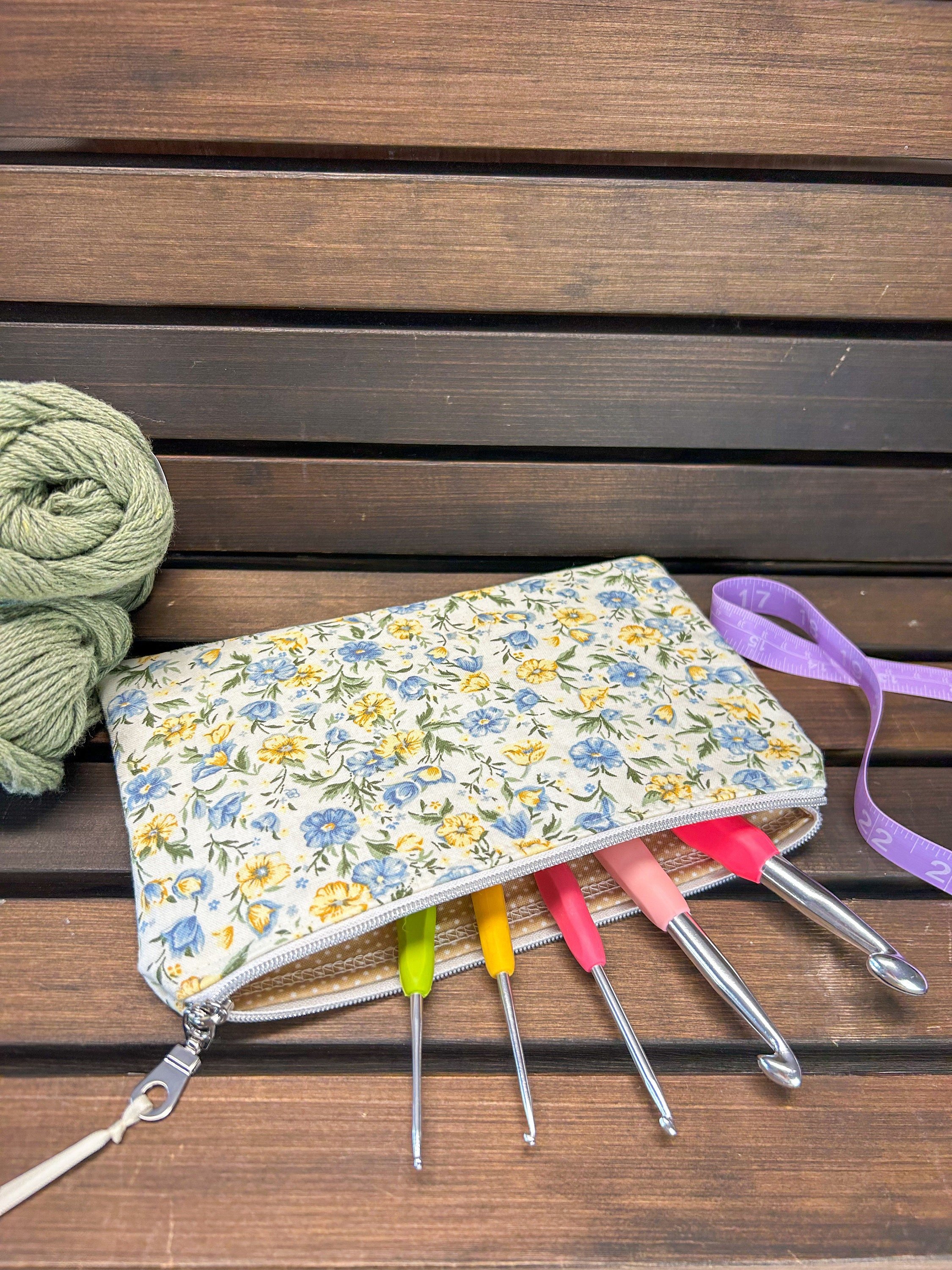 Handmade cream floral small fabric zipper pouch, floral print purse organizer, minimalist wallet, coin purse, flat pouch with zipper