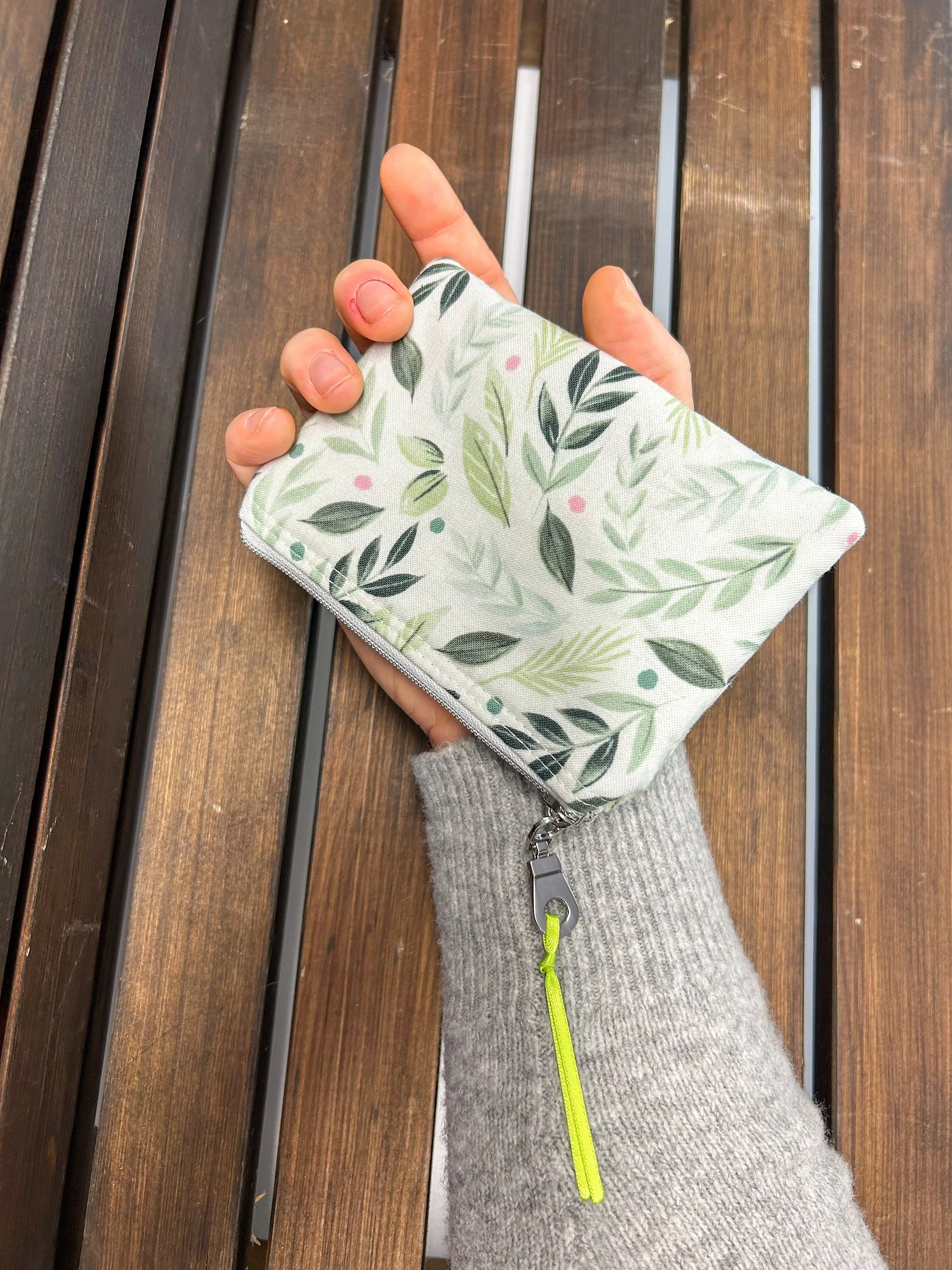 Handmade leaves and polka dot small fabric zipper pouch, floral print purse organizer, minimalist wallet, coin purse, flat pouch with zipper