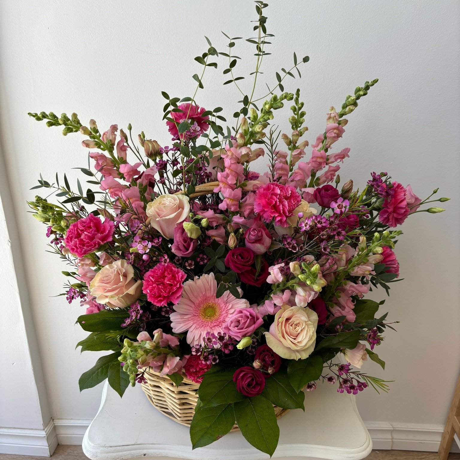 Adding a personal touch to a sympathy arrangement is always special. This basket was created with gardening and favourite colour pink kept in mind.
#sypathyflowers #Florist #deliveryservice