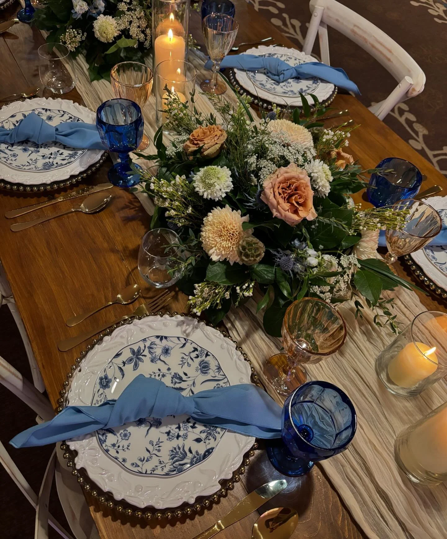 At the @theweddingsociety.ca wedding show today! 💙
Create the perfect day with custom florals and rentals to bring your vision to life.
Accepting 2025 &amp; 2026 wedding bookings! 

Florals, candles, flatware, charger, dinner plate, and coloured gla