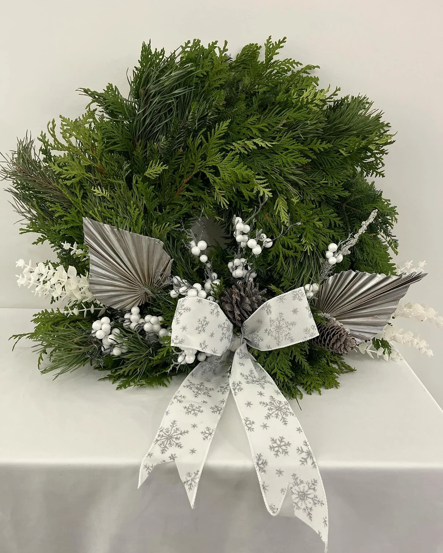 Some custom one of a kind wreaths and urns off to their new homes ✨

Contact us for more 

#wintergreenery #decor #decorating #florist