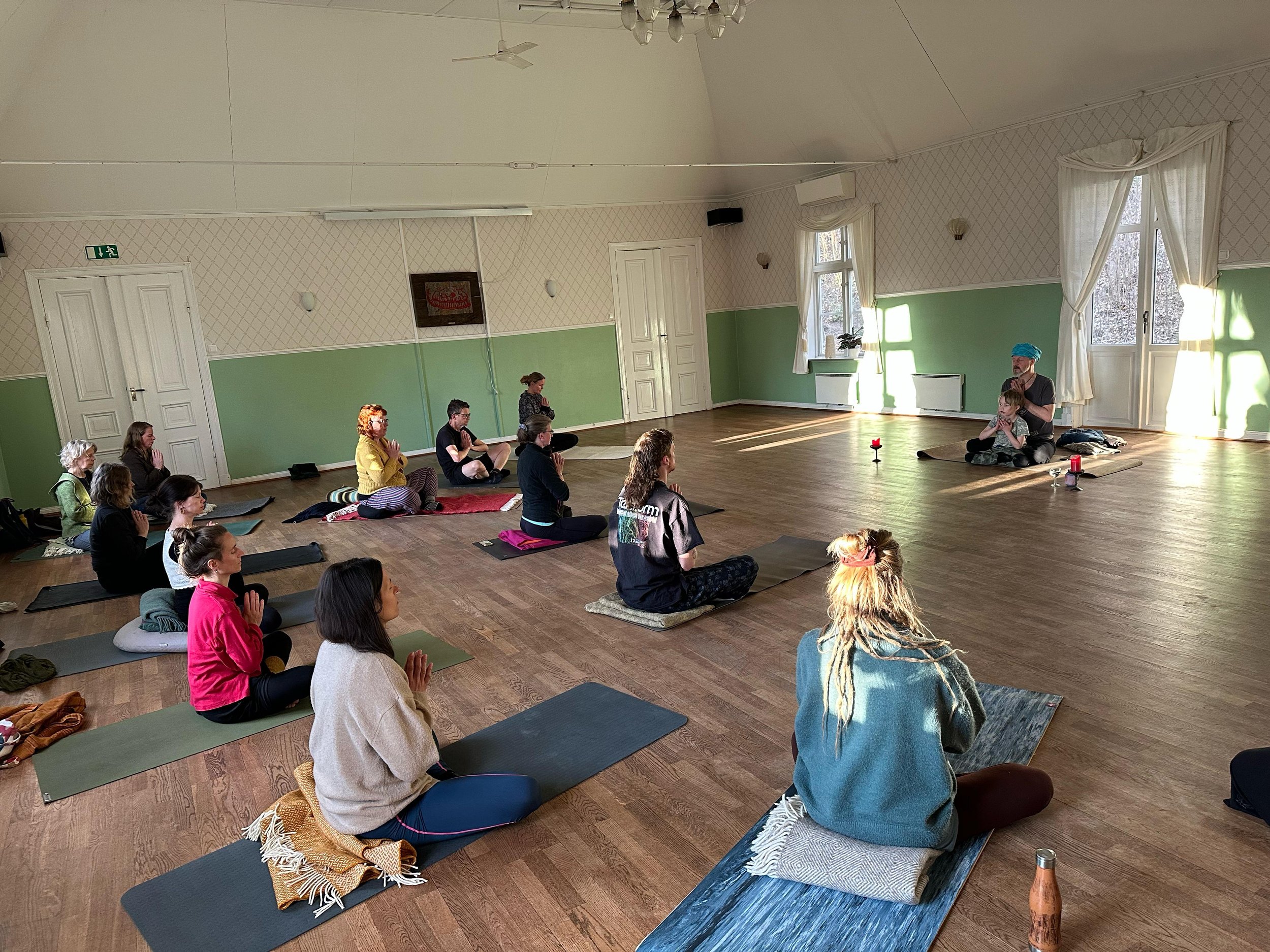 Sama Yoga med Sky i Röstångagården, Skåne.jpeg