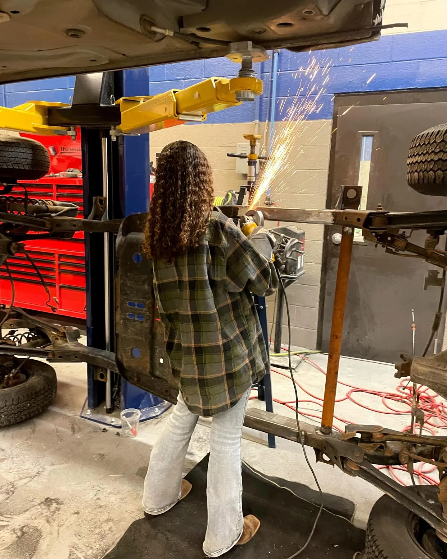 What is going on here? It&rsquo;s not supposed to go that way!
#sema #semashow #studentbuilt #acesefi#ratrod #freak_show_build #trending #builtnotbought #insanebuilds #cate #careerandtechnicaleducation #lightupthedarkness #quakearmy #csp #carolinaste