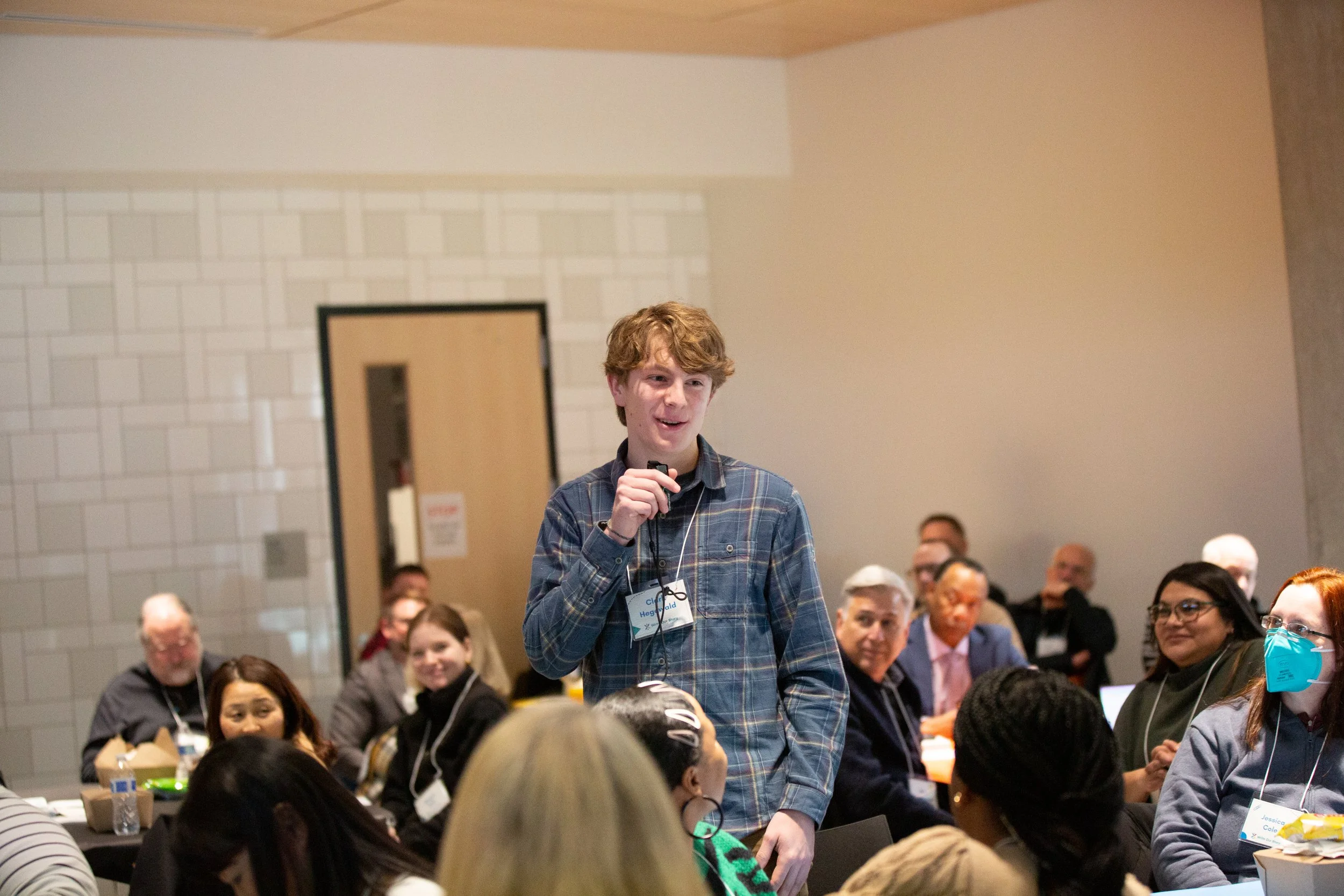 Someone standing in the middle of the workshop and talking into a microphone.