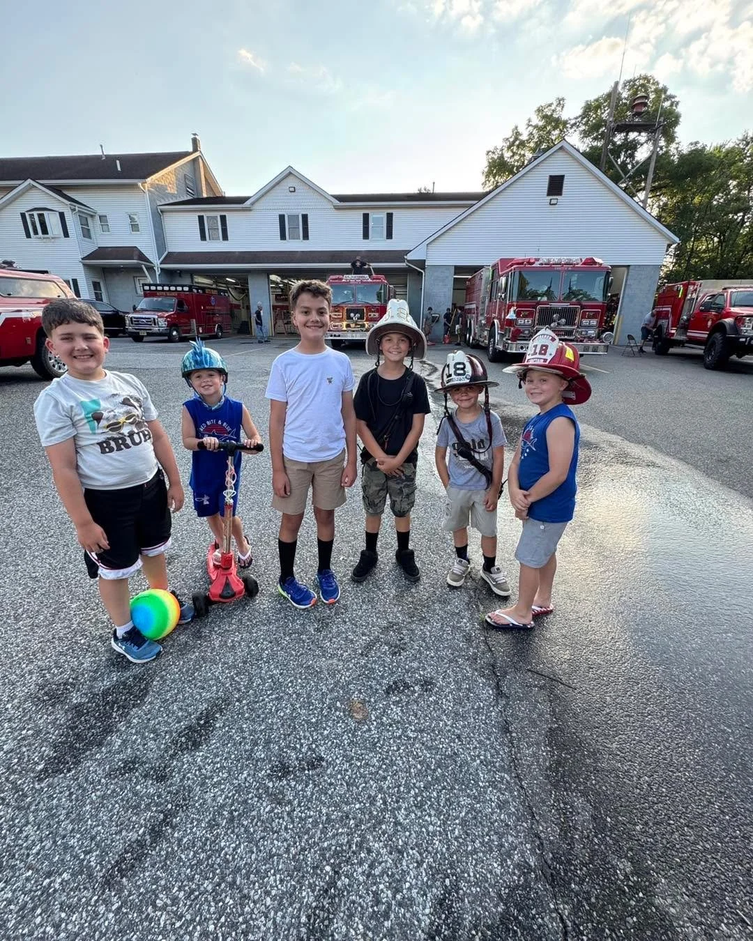 🚒🧽 Last night, LBFC firefighters were busy washing and shining up the trucks to get ready for the 4th of July parade! 🇺🇸✨
